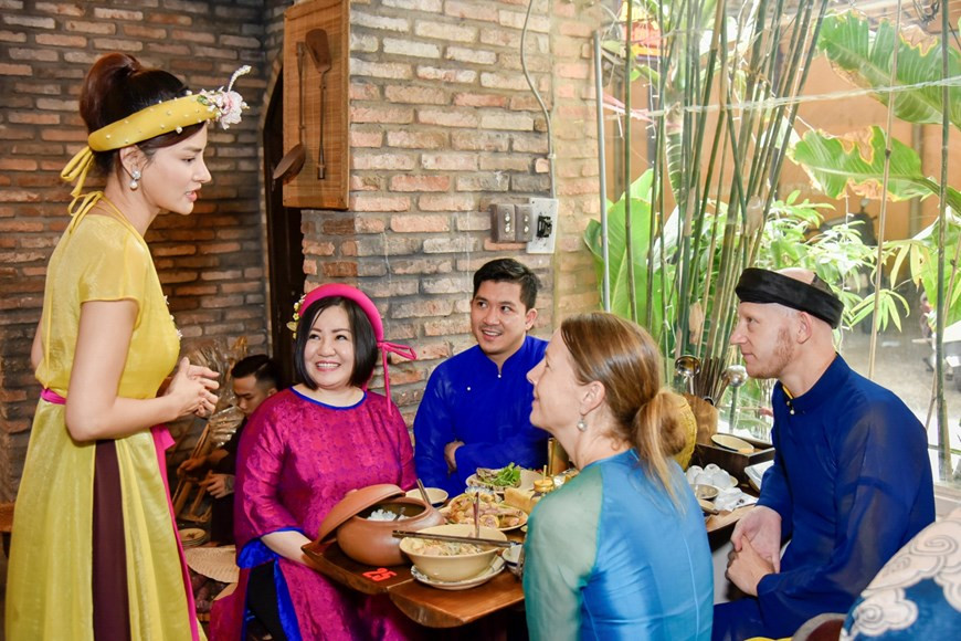 讲解员为外国游客介绍越南过年时不可缺少的传统菜肴。图自 越通社