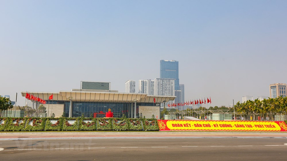 为了迎接越共十三大召开，这几天来，首都河内大街小巷张灯结彩，全市主要街道到处可见鲜红的国旗和党旗迎风飘扬，七彩花卉比比皆是。按计划，越南共产党第十三次全国代表大会将于1月25日至2月2日在首都河内国家会议中心举行。图自Vietnam+