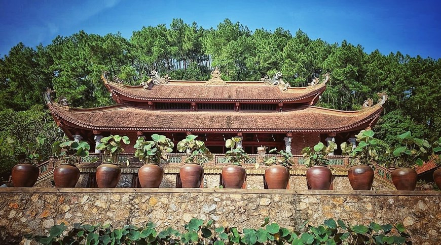 寺庙隐藏在山脚下郁郁葱葱的树木中，包括三宝座、祖传教堂、礼拜场所、房屋、演讲厅、招待所、佛教信徒住所等。图自 越通社