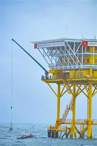 年货被运送到DK1/15 海上高脚屋。图自越通社