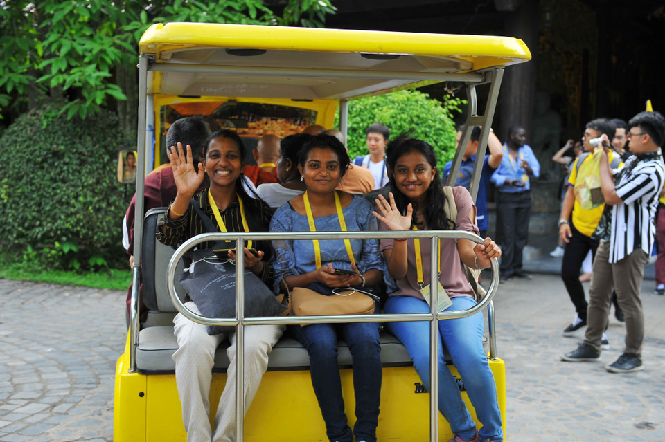 代表们参观沛顶寺。图自越通社