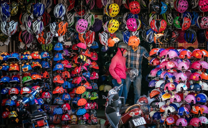 胡志明市头盔店。图自越南画报