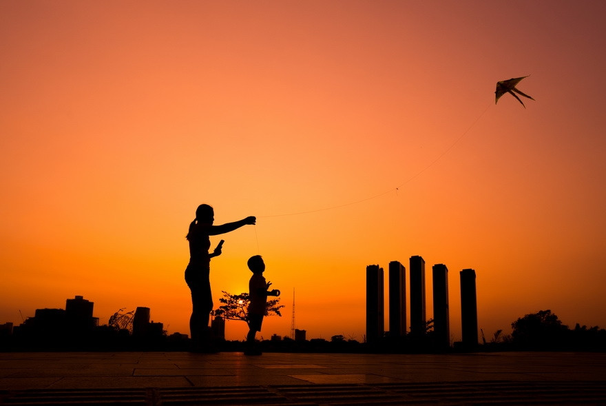 黄昏下放风筝的母子俩。图自越南画报