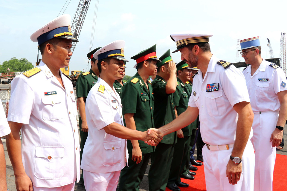 托马斯·弗里奥利（Thomas Frioli）大校和越南代表握手。图自越通社