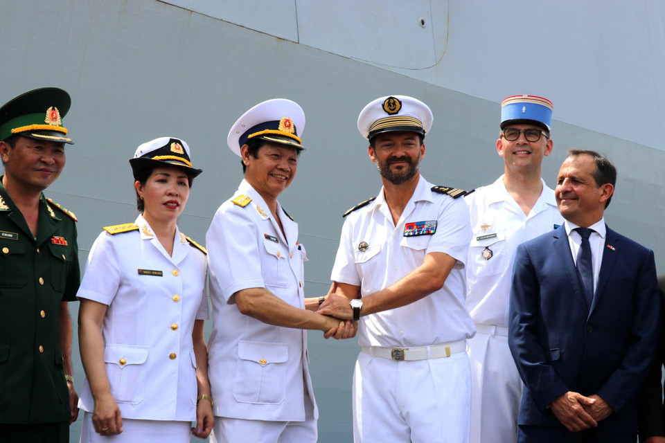 托马斯·弗里奥利（Thomas Frioli）大校和越南代表握手。图自越通社