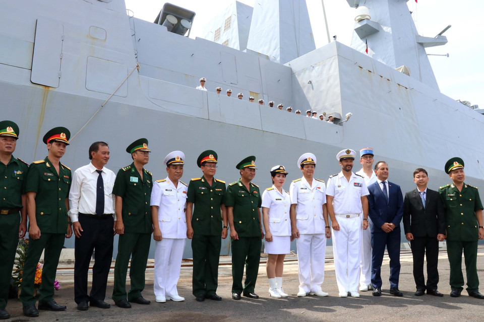 双方代表合影。图自越通社