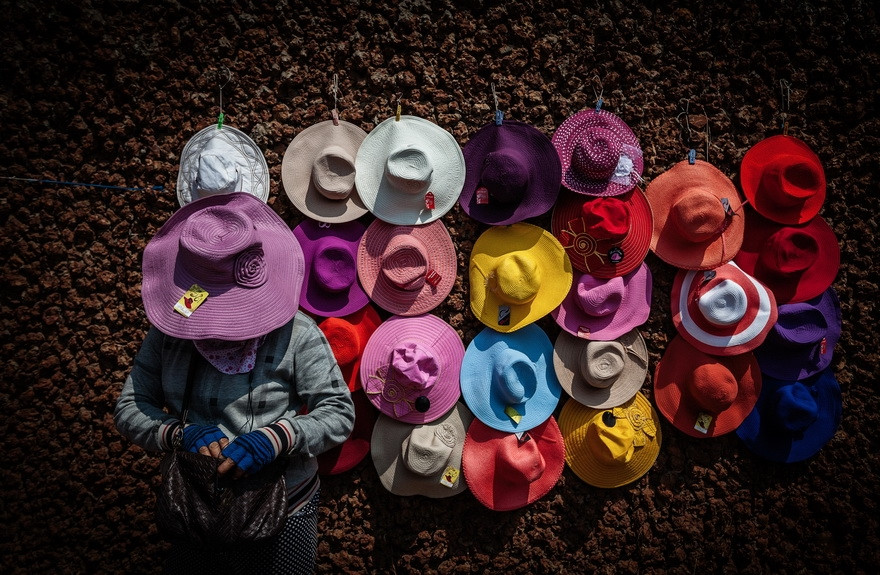 胡志明市第九郡的帽子店主。图自越南画报