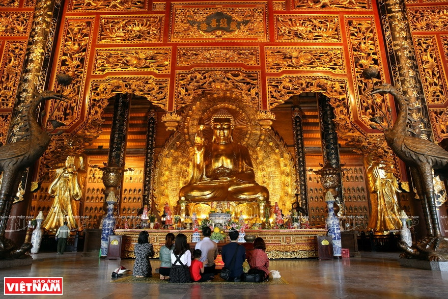 香客在沛顶寺拜佛。图自越南画报