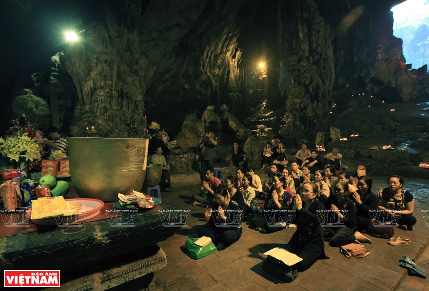 每逢春季到来，香寺吸引大量四面八方游人香客前来游览观光、烧香拜佛。图自越南画报