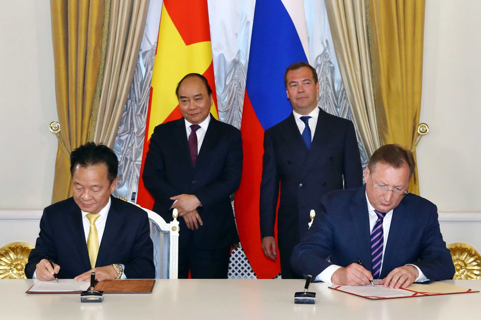 越南政府总理阮春福同俄罗斯总理梅德韦杰夫共同见证两国合作协议签字仪式。图自越通社