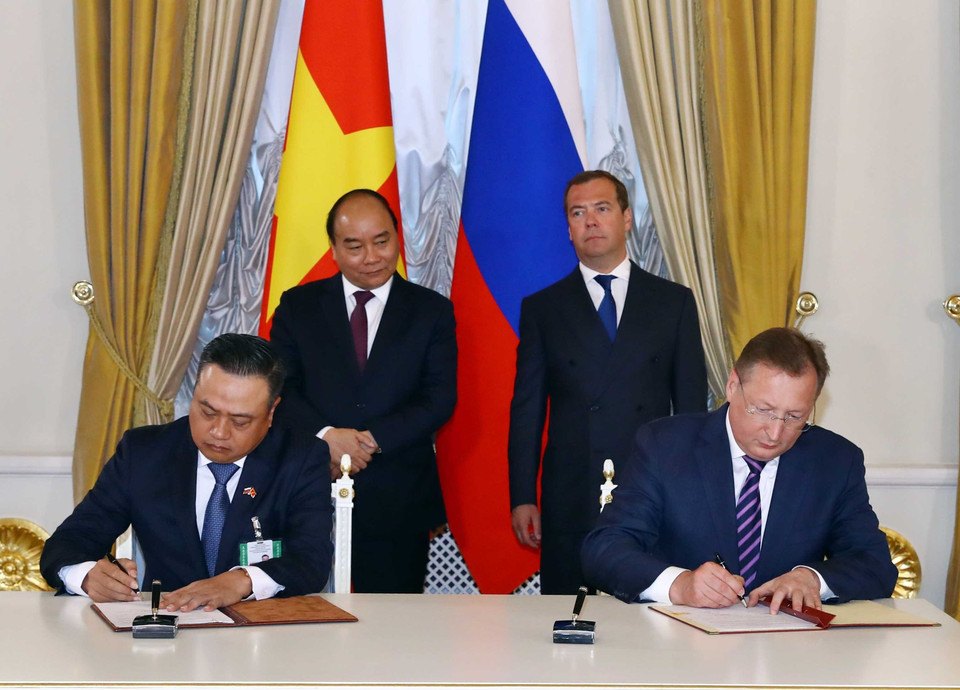 越南政府总理阮春福同俄罗斯总理梅德韦杰夫共同见证两国合作协议签字仪式。图自越通社