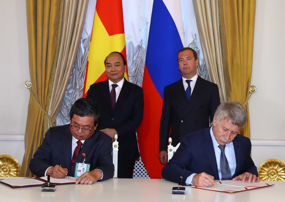 越南政府总理阮春福同俄罗斯总理梅德韦杰夫共同见证两国合作协议签字仪式。图自越通社