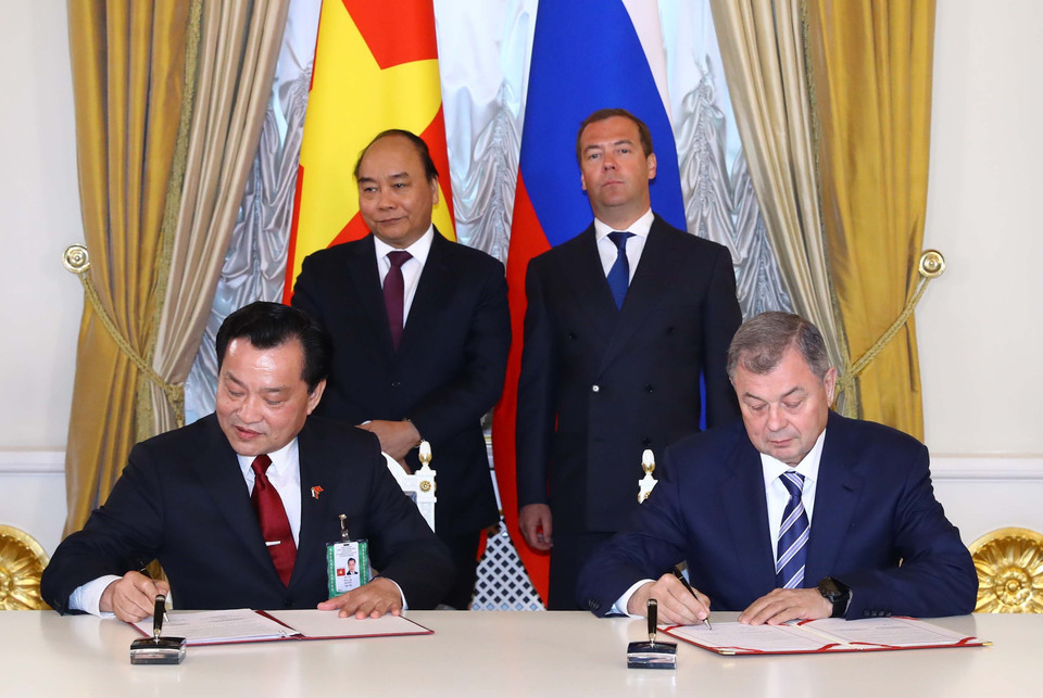 越南政府总理阮春福同俄罗斯总理梅德韦杰夫共同见证两国合作协议签字仪式。图自越通社