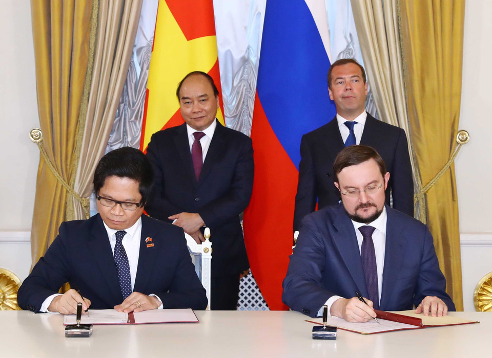 越南政府总理阮春福同俄罗斯总理梅德韦杰夫共同见证两国合作协议签字仪式。图自越通社