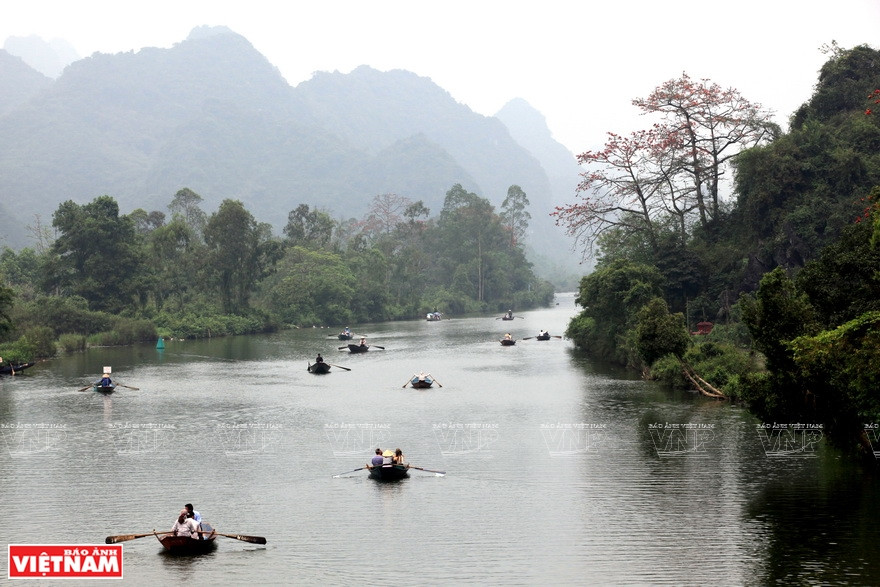 游人香客乘船观光香寺风景。图自越南画报