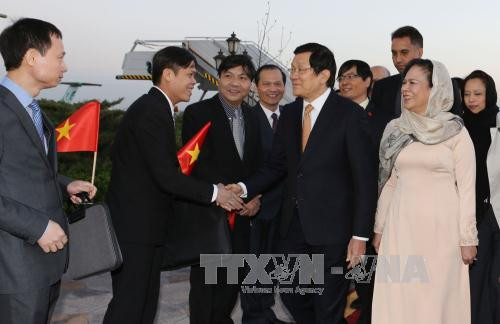 伊朗内阁部长、越南驻伊大使阮鸿石及越南驻伊大使馆干部人员、旅伊越南人代表，文莱、印度尼西亚、马来西亚、菲律宾和泰国驻伊大使赴机场迎接张晋创主席一行。（图片来源：越通社）