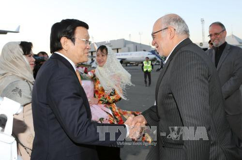 伊朗内阁部长、越南驻伊大使阮鸿石及越南驻伊大使馆干部人员、旅伊越南人代表，文莱、印度尼西亚、马来西亚、菲律宾和泰国驻伊大使赴机场迎接张晋创主席一行。（图片来源：越通社）