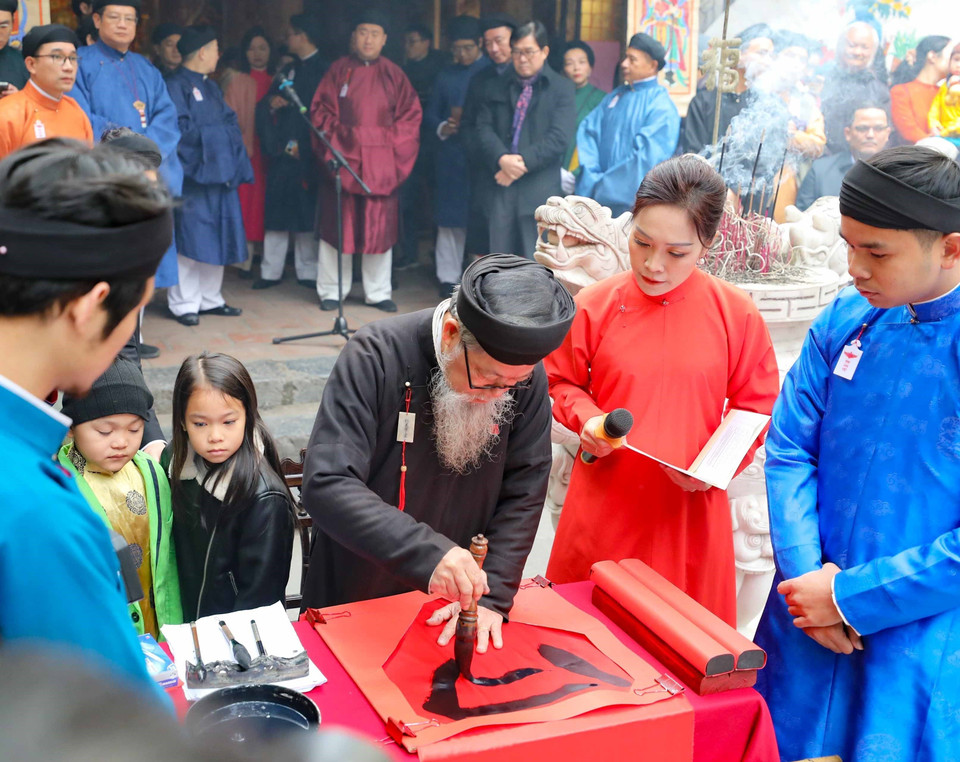 书写书法是参加“越南春节——2024街头之春”活动的游客值得体验的活动。图自 越通社