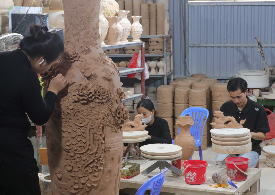 甲辰年春节临近，钵场陶瓷村呈现一派繁忙的景象。图自越通社