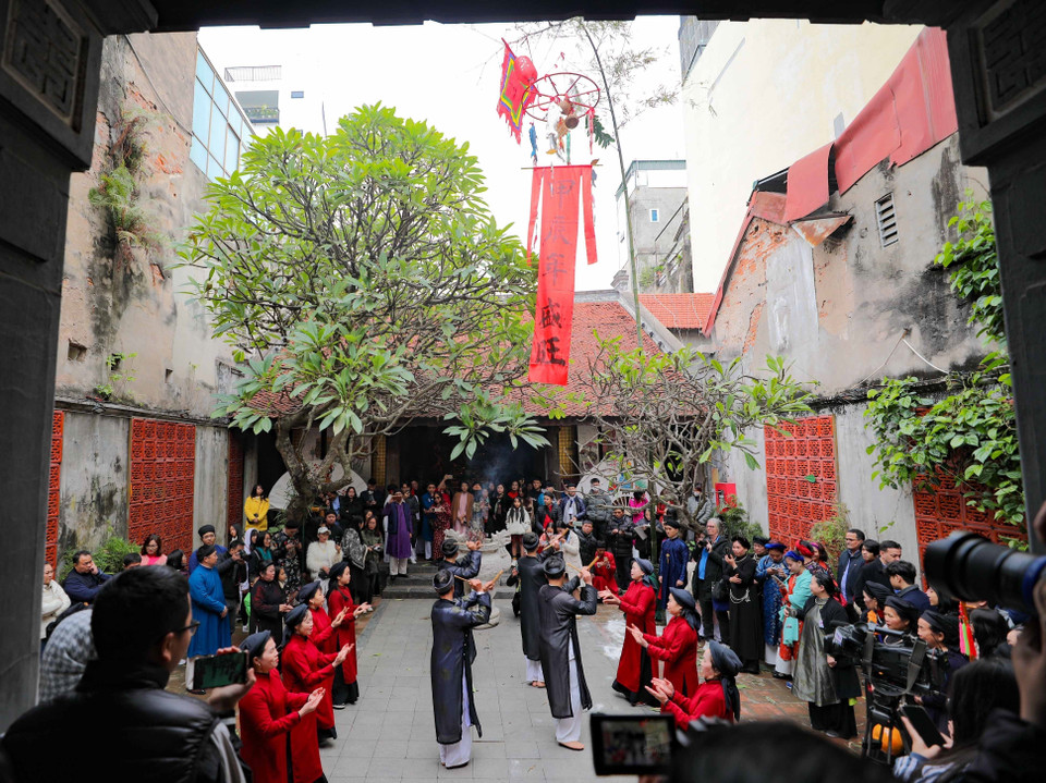 插春幡子仪式是“越南春节——2024街头之春”活动不可缺少的内容。图自越通社