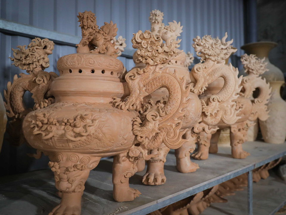 成型后的仿古龙香炉被放在外面去晾晒。图自越通社