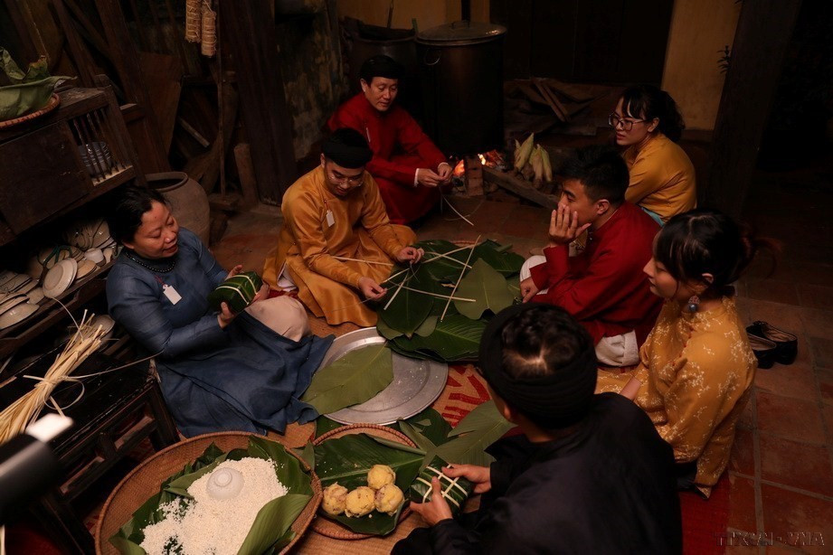 越南人包粽子过春节。图自 越通社