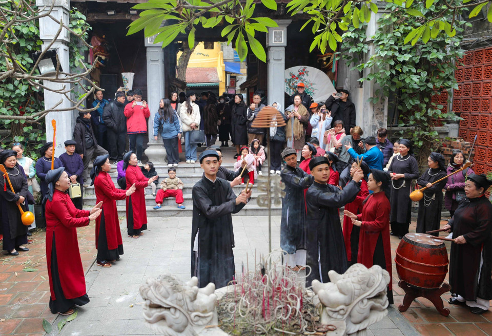 民间艺人在金银祠堂里进行春曲延长。图自 越通社