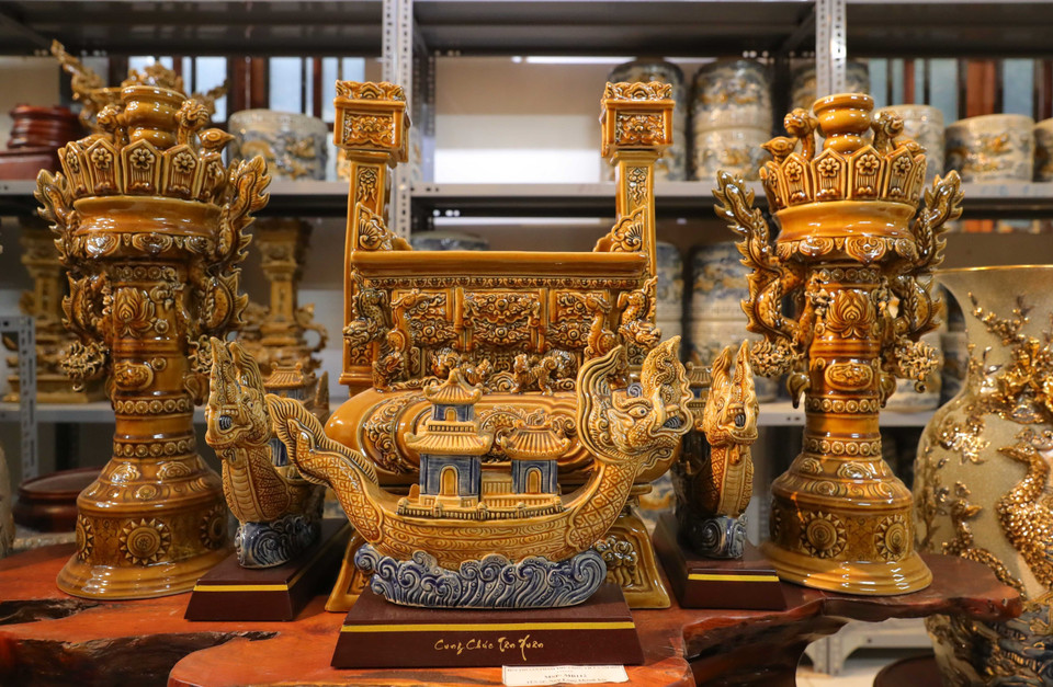 钵场陶瓷产品色彩艳丽、笔法流畅、彩工精致、技法成熟。图自越通社