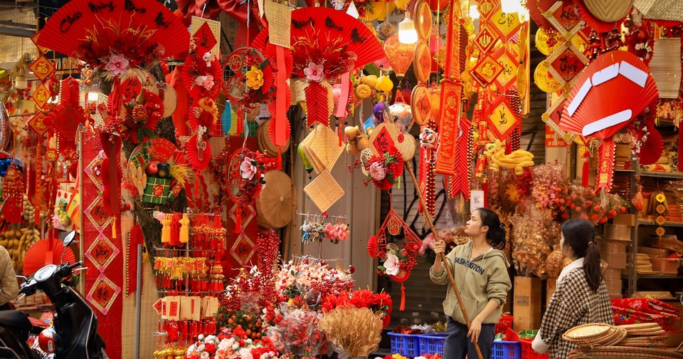 行马街摆满各种春节装饰品，为新春佳节增添一股温馨的气氛。图自越通社