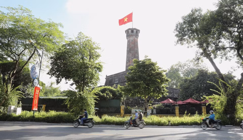 河内旗台上的金星红旗迎风飘扬。图自 越通社