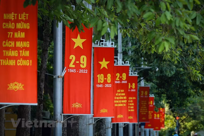 庆祝国庆的彩旗、海报、标语等染红了黄妙、雄王、奠边府等巴亭广场附近街道。图自 越通社