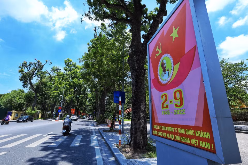 黄妙街上庆祝第77个国庆日的海报。图自 越通社