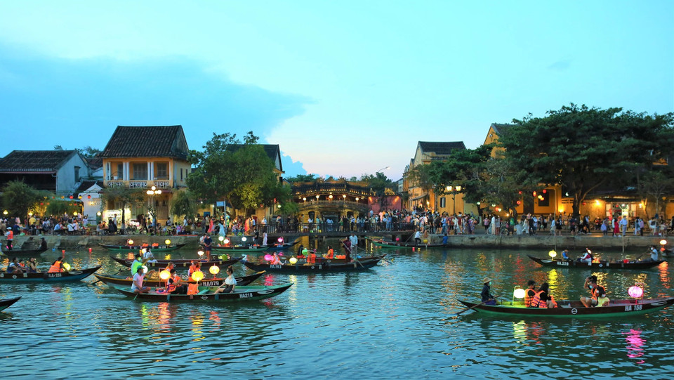 游客乘船游览怀江风景。图自越通社