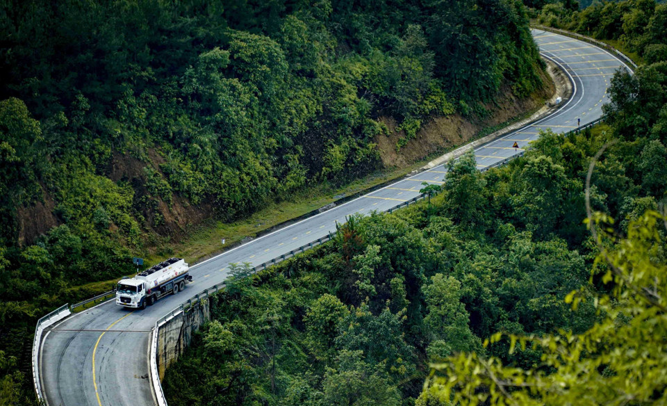踏上山口，游客将感受到西北地区雄伟、重重叠叠的山峰、时隐时现的高脚屋和五颜六色花园等的自然之美。图自越通社