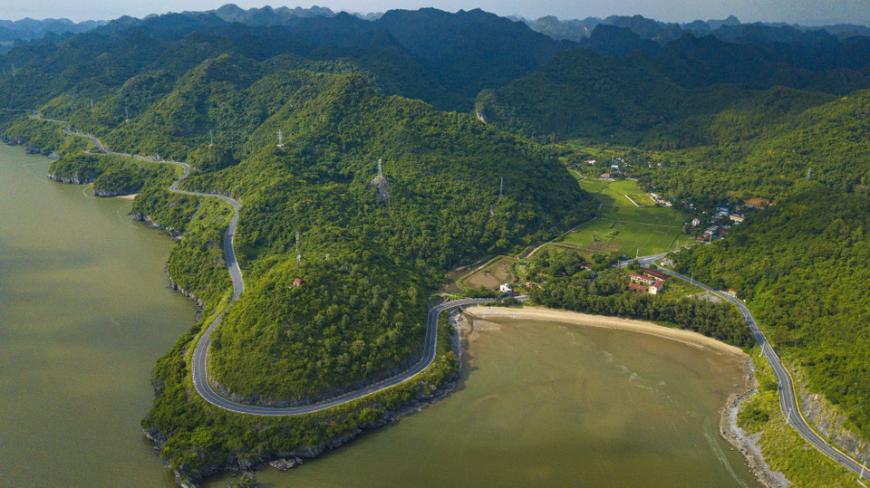 吉婆沿海之路约长25公里，这是越南北部地区最美丽的沿海之路之一。图自 越通社