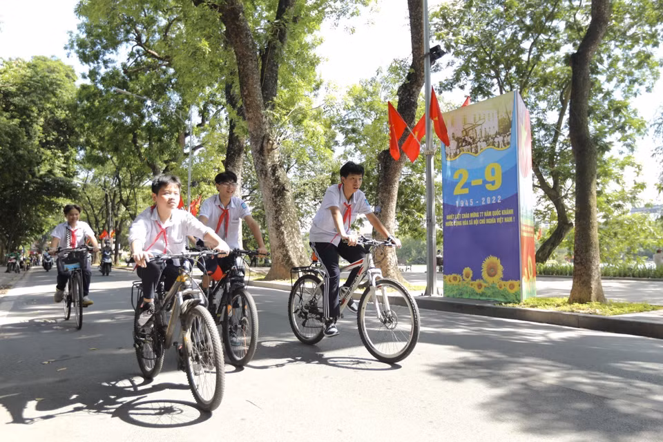 还剑湖各附近街道上排满丰富多样的庆祝第77个国庆日的海报。图自 越通社