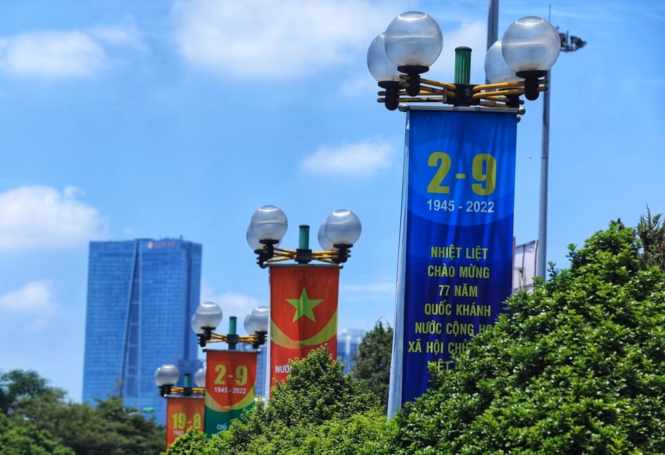 栋多郡庆祝9·2国庆节的标语染红各条街道，给首都人民带来喜庆气氛。图自 越通社 