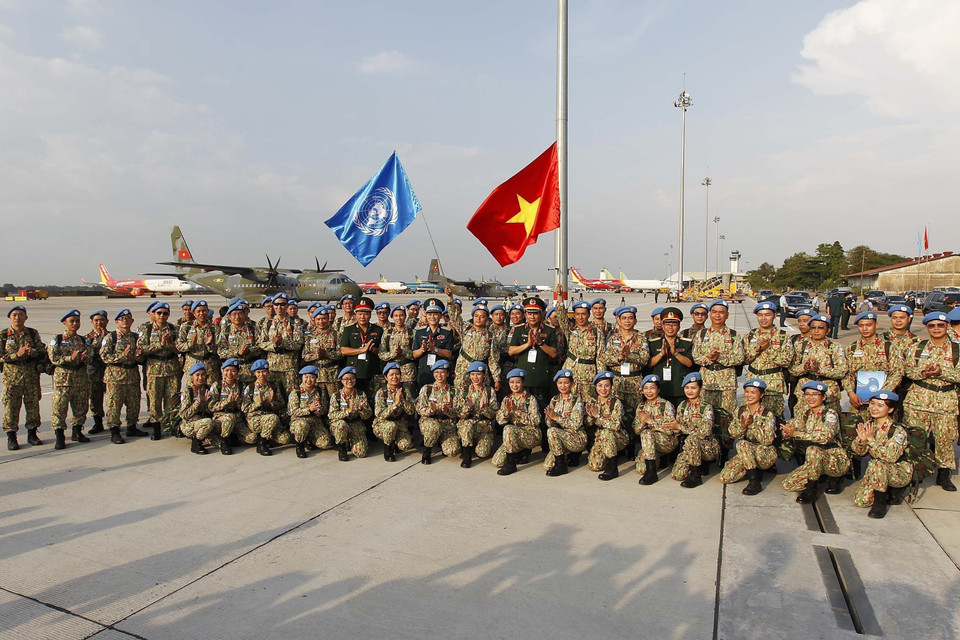 越南国防部举行三号二级野战医院前往南苏丹本提乌执行任务的出征仪式。该野战医院将替代已完成任务的二号二级野战医院。图自 越通社