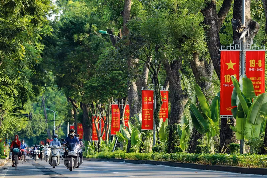 黄妙街上庆祝第77个国庆日的海报。图自 越通社