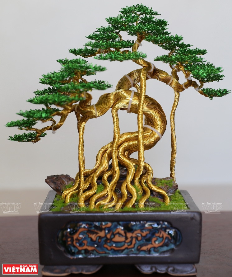 铜线盆栽作品非常耐看，因此可以当做礼品或室内装饰品。图自越通社