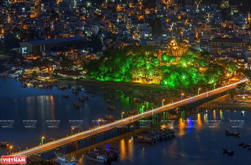 《闪闪的波那加塔》作品。图自越通社