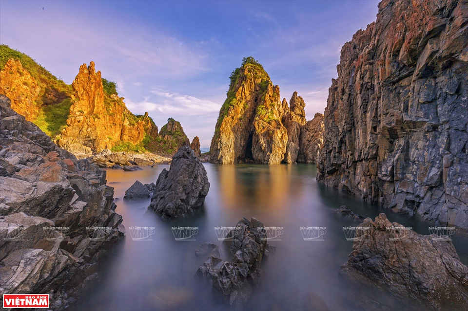 《芽庄蝙蝠洞》作品。图自越通社