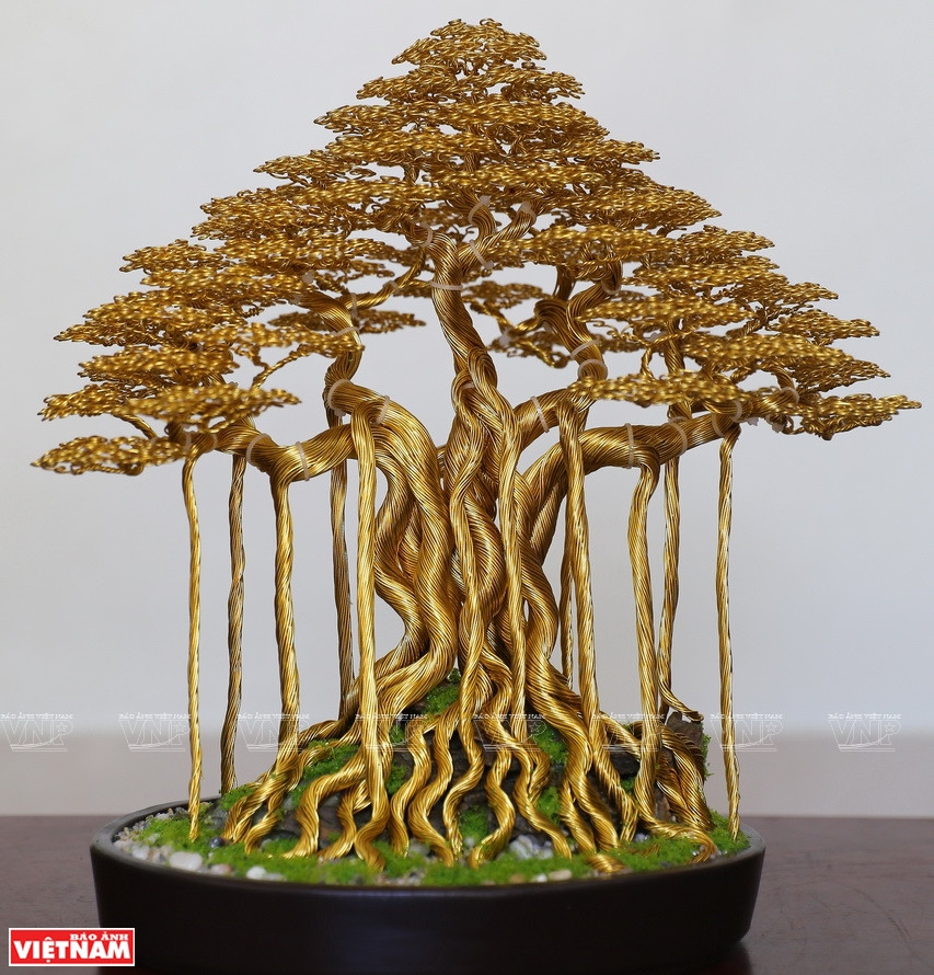 在范文营的灵巧双手下，朴素无华的铜线变身盆栽艺术作品。图自越通社