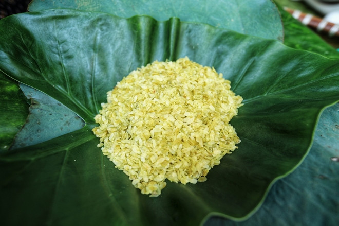 圆润香嫩的扁米粒被包在2层香蕉叶里，仿佛把秋天拥抱了起来。图自越通社