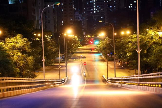 实施社交距离措施期间的河内夜景。图自越通社