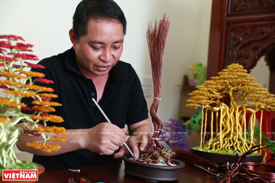 铜线盆栽制作工作要求制作者具备一丝不苟的态度。图自越通社