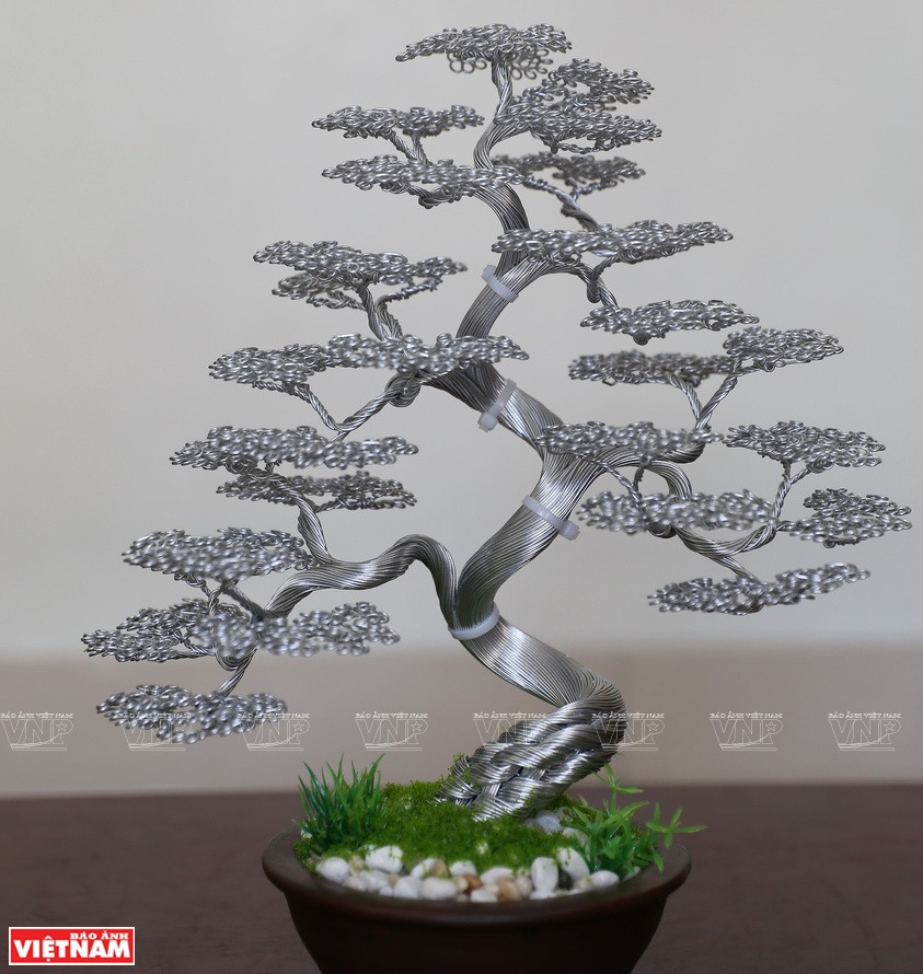 铜线盆栽作品非常耐看，因此可以当做礼品或室内装饰品。图自越通社