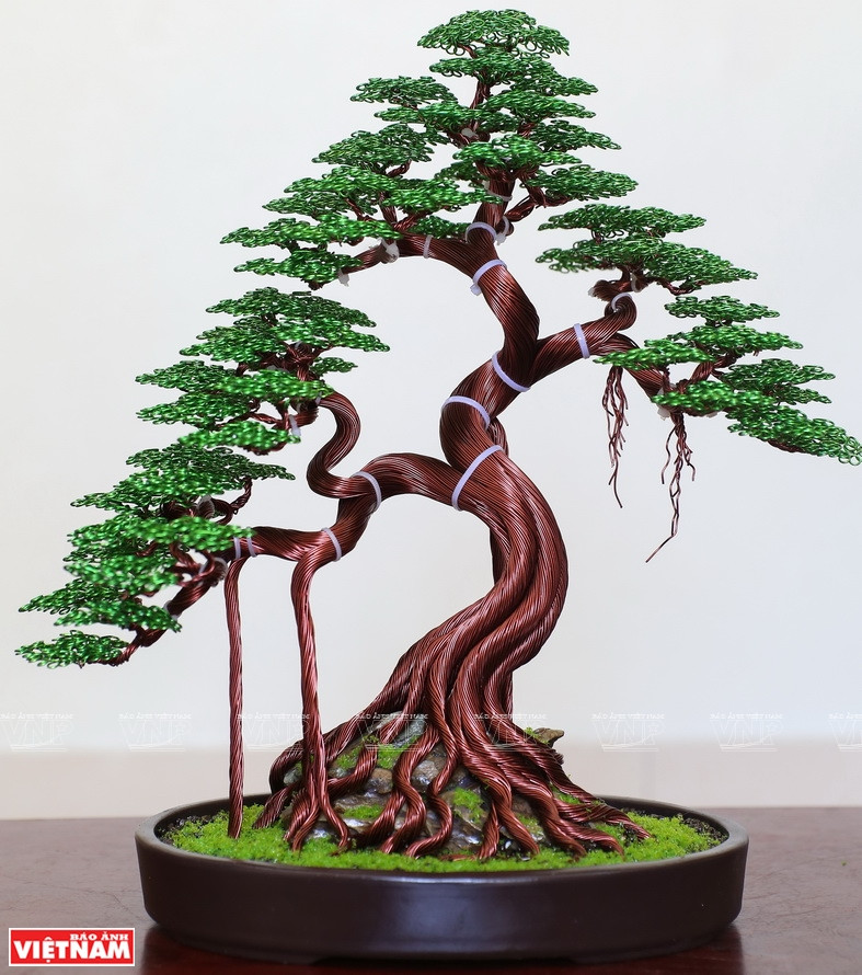 范文营的铜线盆栽作品。图自越通社