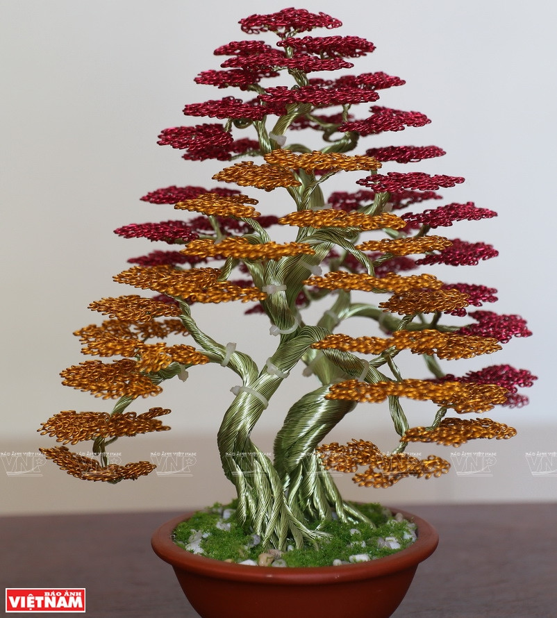 范文营的铜线盆栽作品。图自越通社