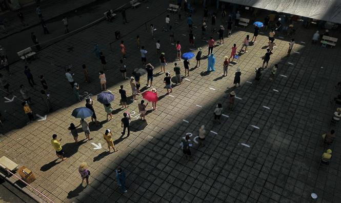 河内市及时对新冠病毒感染病例居住地的居民进行检测。图自越通社